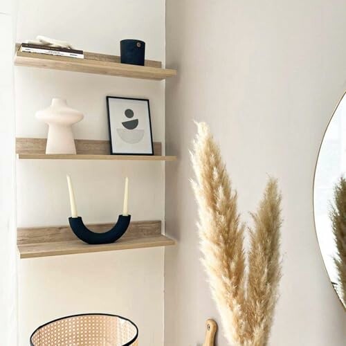 Étagères modernes avec décor minimaliste.