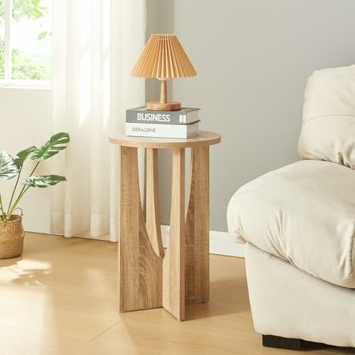 Table d'appoint en bois avec lampe et livres.