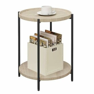 Table d'appoint moderne avec porte-revues et tasse.