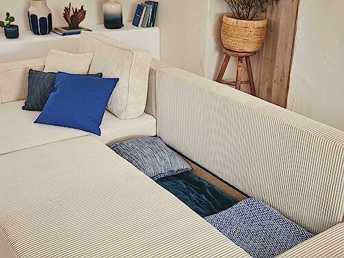 Sofa moderne avec coussins bleus et blancs.