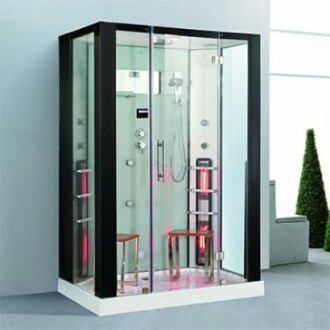Cabine de douche moderne avec panneaux en verre et sièges.