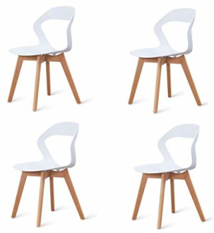 Quatre chaises modernes blanches avec pieds en bois.