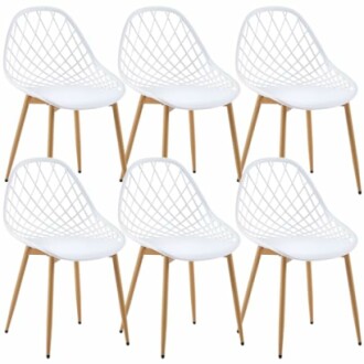 Six chaises blanches modernes avec pieds en bois.