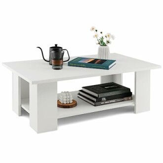 Table basse blanche moderne avec livres et théière.