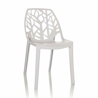 Chaise moderne en plastique blanc avec design ajouré.