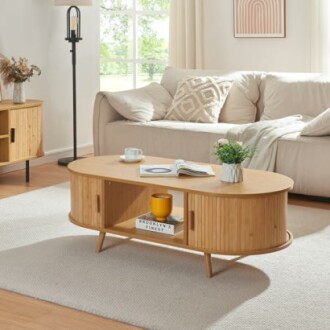 Table basse en bois moderne dans un salon lumineux.