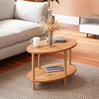 Table basse en bois dans un salon moderne.