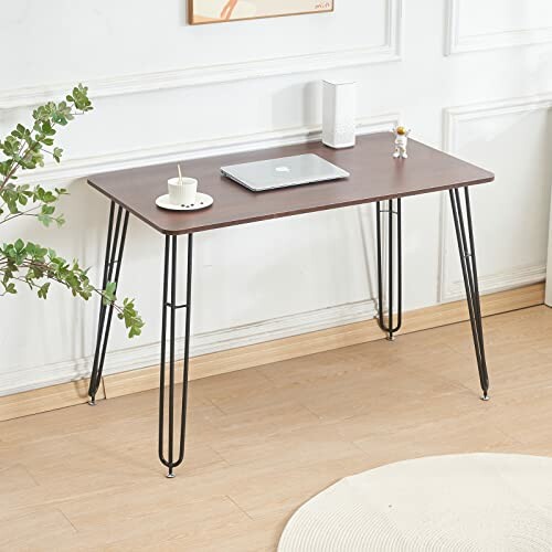 Bureau moderne en bois avec un ordinateur portable et une tasse.