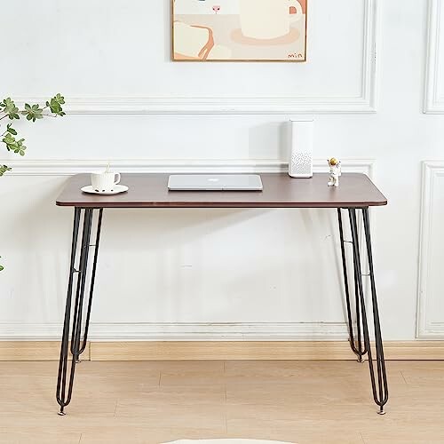 Bureau en bois moderne avec ordinateur portable et tasse.