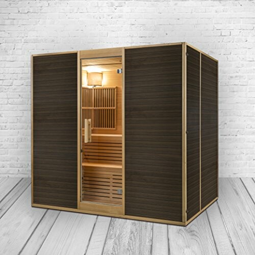 Sauna moderne en bois foncé avec porte vitrée.