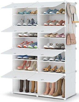 Armoire modulaire de rangement pour chaussures avec portes ouvertes et fermées.