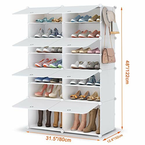 Armoire modulaire de rangement pour chaussures avec porte ouverte, montrant plusieurs paires de chaussures et sacs à main.