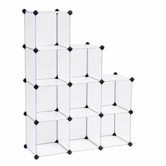 Système de cubes de rangement modulaires empilés.