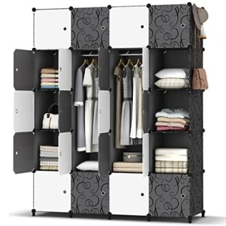 Armoire modulaire avec vêtements et étagères ouvertes.