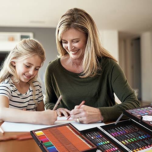 Mère et fille dessinant ensemble avec des fournitures artistiques.