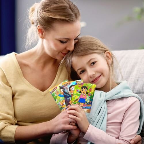 Mère et fille tenant des cartes colorées.