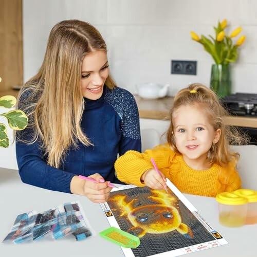 Mère et fille créant un tableau ensemble.