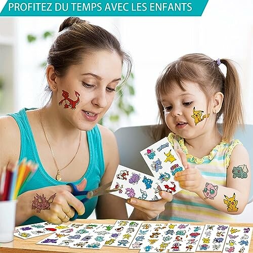 Mère et fille appliquant des tatouages temporaires