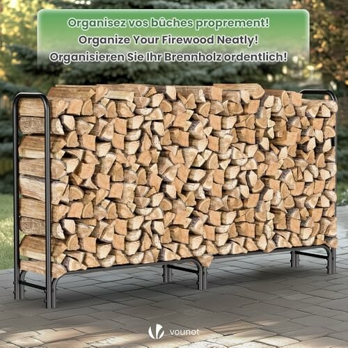 Bois de chauffage empilé proprement dans un support métallique.