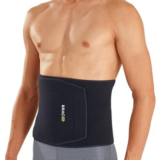 Homme portant une ceinture amincissante en néoprène.
