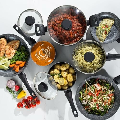 Vue de dessus d'un ensemble de casseroles antiadhésives avec des plats variés