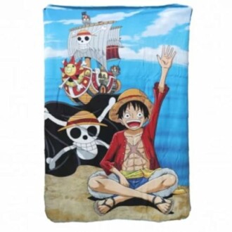 Couverture avec personnage de dessin animé en chapeau de paille et bateau pirate.