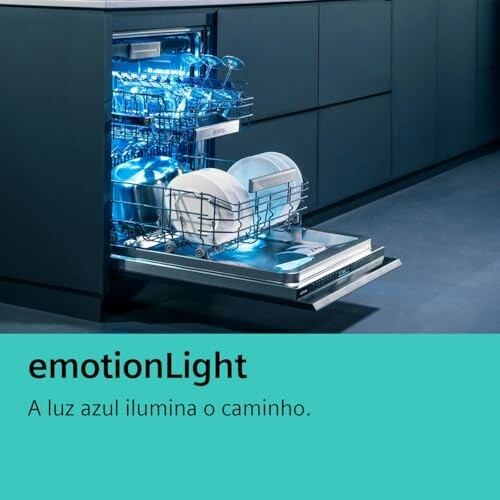 Lave-vaisselle ouvert avec lumière bleue