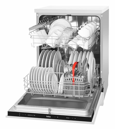 Lave-vaisselle ouvert rempli de vaisselle propre