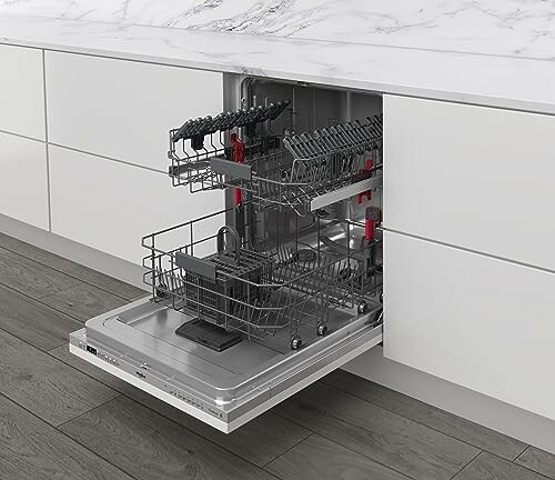 Lave-vaisselle ouvert dans une cuisine moderne.