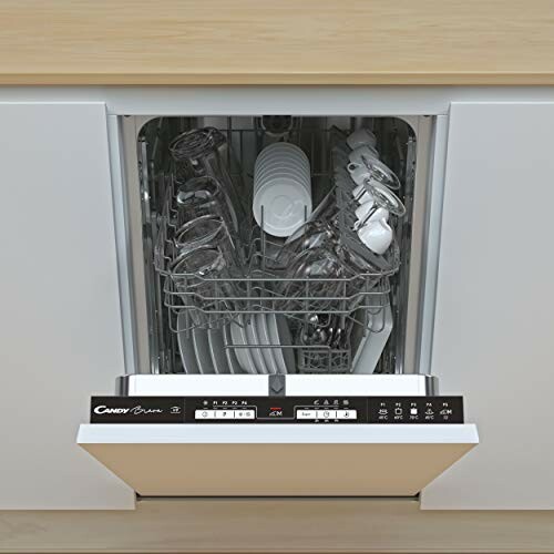 Lave-vaisselle ouvert avec vaisselle à l'intérieur.
