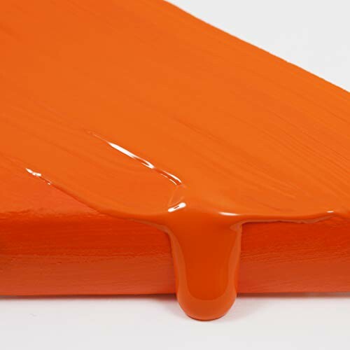 Peinture orange dégoulinante sur une surface