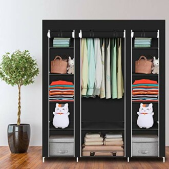 Armoire bien rangée avec vêtements colorés et jouets en peluche.