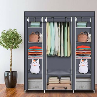 Armoire bien rangée avec vêtements, jouets et plante.