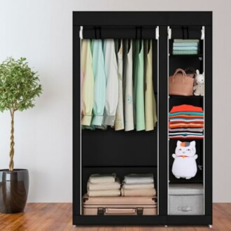 Armoire avec vêtements suspendus et étagères organisées.