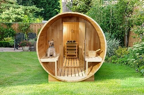 Sauna en forme de baril dans un jardin avec un chien.