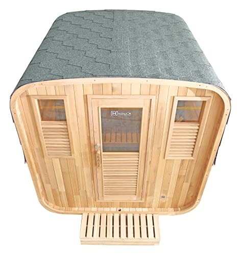Sauna extérieur en forme de baril avec toit en bardeaux.