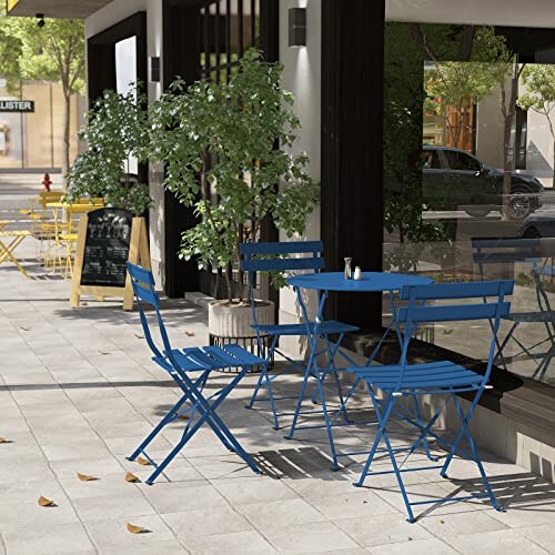 Chaises et table bleues à l'extérieur d'un café.