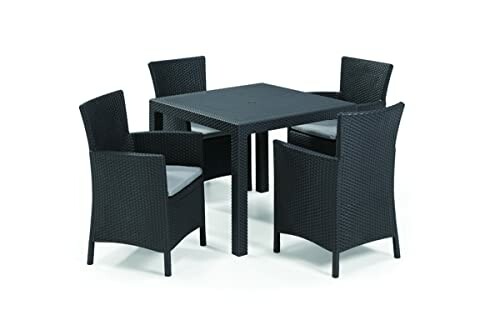 Ensemble de salle à manger extérieur avec quatre chaises et une table carrée en osier noir.