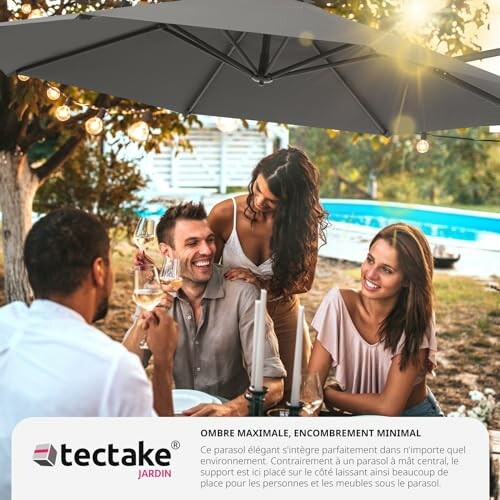 Groupe de personnes dînant à l'extérieur sous un parasol près d'une piscine.