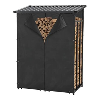 Rangement extérieur pour bois de chauffage avec couverture noire.