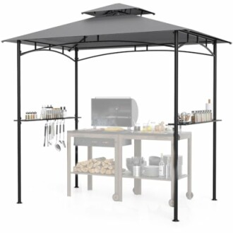 Abri de jardin avec table et accessoires de cuisine