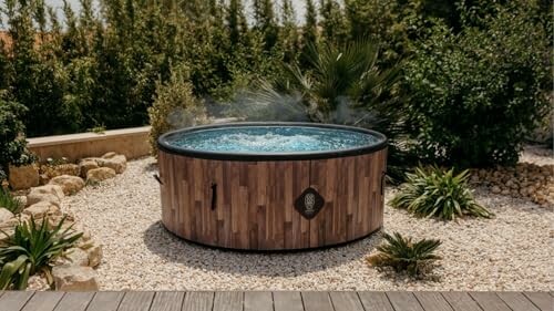 Bain à remous extérieur dans un jardin.
