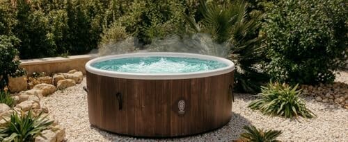 Jacuzzi extérieur entouré de plantes.