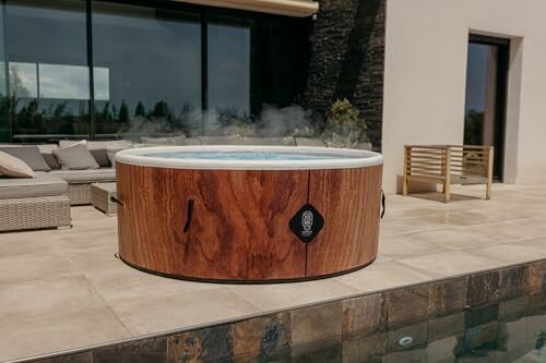 Bain à remous en plein air sur une terrasse moderne.