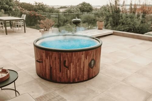 Bain à remous extérieur sur une terrasse.