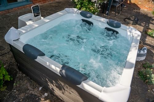 Jacuzzi extérieur avec eau bouillonnante.