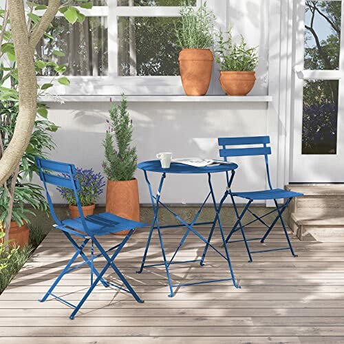 Mobilier de jardin bleu sur terrasse en bois.