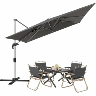 Ensemble de mobilier de jardin avec parasol gris et table.