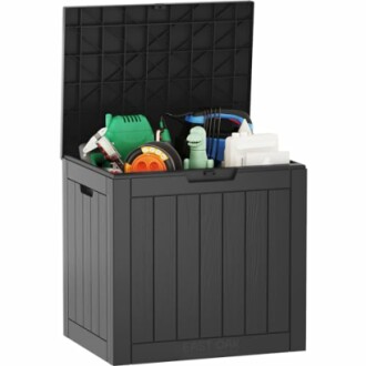 Boîte de rangement extérieure avec couvercle ouvert contenant des outils de jardinage.