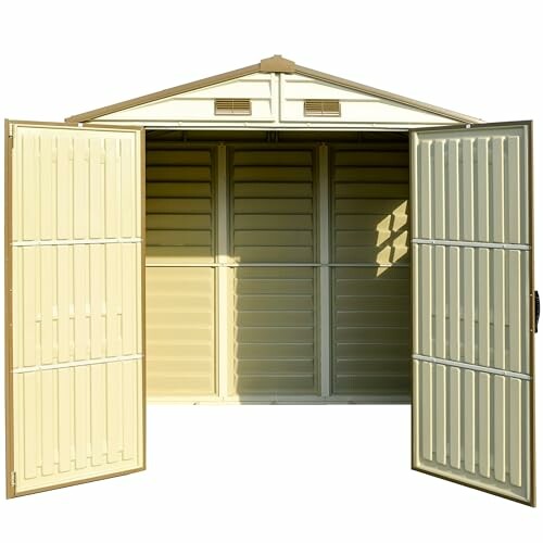 Abri de rangement extérieur avec portes ouvertes.